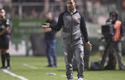 Carlos Tevez seguirá como entrenador de Independiente