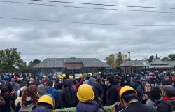 Organizaciones sociales bloquearon el ingreso al barrio donde vive Caputo en protesta por el paro de obras