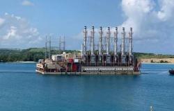 Una de las embarcaciones ancladas en un puerto cubano parte hacia Guyana