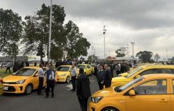 Taxistas bloquean por segundo día la entrada al aeropuerto El Dorado de Bogotá