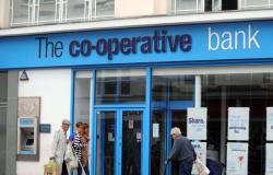 “Coventry Building Society acuerda una posible adquisición de Co-op Bank por 780 millones de libras esterlinas”.