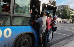El transporte público en Cuba transporta hoy a menos de la mitad de personas que en 2019