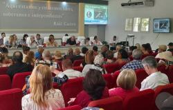 Radio Habana Cuba | Artistas e intelectuales sostienen intensos debates en Holguín