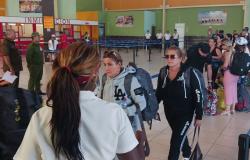 Aterriza en Camagüey primer vuelo de cubanos varados en Haití