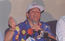 El día que Maradona visitó la UBA jugó un jueguito con una pelota de papel y apoyó la educación pública