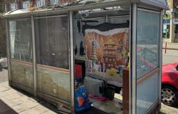 Una pareja sin hogar obligada a vivir en una parada de autobús en un claro ejemplo de la crisis inmobiliaria de la ciudad.