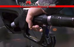El precio de la gasolina en Georgia disminuye ligeramente en el surtidor.