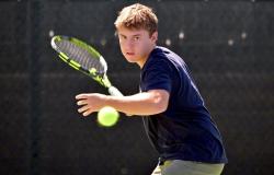 “El tenis masculino de Palos Verdes concluye la victoria por el título de la Bay League sobre su rival Península -“.