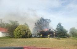 El Departamento de Bomberos de Hutchinson responde al incendio de una casa que provocó otros incendios