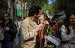 La fotografía más romántica de Sant Jordi revela una relación secreta