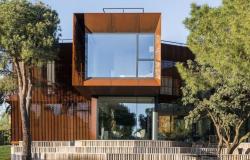 Una casa de diseño en Boadilla (Madrid) con arquitectura moderna que se integra en el paisaje.