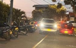 Reportan caos en Lagos del Cacique por vehículos estacionados en la vía pública