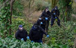 Dos hombres, de 42 y 68 años, arrestados bajo sospecha de asesinato después de que se encontrara un torso humano envuelto en plástico en una reserva natural de Salford.