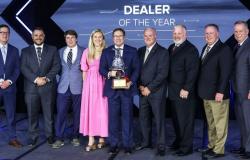 “Spartan Fire and Emergency Apparatus recibe el premio Pierce al Distribuidor del Año”.
