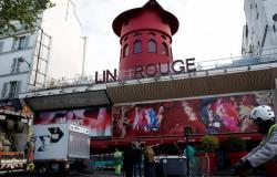 Las aspas del icónico cabaret Moulin Rouge de París colapsaron repentinamente dañando parte de su fachada