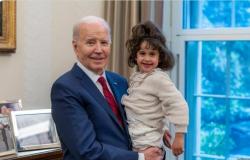 Biden comparte imagen de reunión con ex rehén de Hamas de 4 años