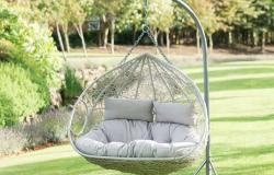 “B&M reduce el precio de una ‘cómoda’ silla colgante doble tipo huevo que podría ‘usarse como cama’ -” .