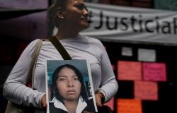 Protestas familiares frente a la guarida del presunto asesino en serie mientras esperan noticias sobre el adolescente que desapareció hace 12 años.