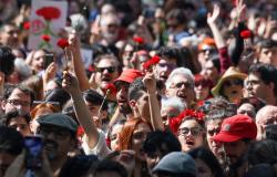 Portugal celebró los 50 años de la “Revolución de los Claveles”