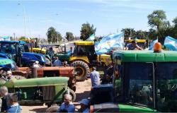 Productores rurales realizaron el primer golpe de tractor contra Javier Milei