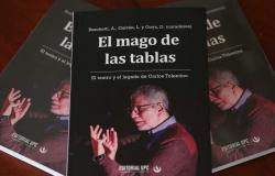 Presentan el libro ‘El Mago de las Mesas’, homenaje al director peruano Carlos Tolentino