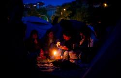 Frío, guitarras, cartas y pasta en la primera noche de la acampada por Palestina en la Complutense de Madrid