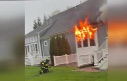“Los equipos luchan contra el incendio de la casa de Duxbury posiblemente provocado por un rayo – Boston News, Weather, Sports -“.