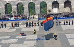 Un GEO sufre caída al aterrizar con paracaídas en acto del bicentenario de la Policía Nacional