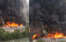 Un incendio masivo devora una fábrica de estaciones de carga eléctrica en Italia – .