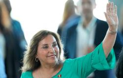 La presidenta de Perú, Dina Boluarte, acusada de haber dejado el cargo sin comunicarlo por cirugías estéticas