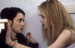 Elisabeth Moss y su recuerdo de ‘Girl, Interrupted’: un set dividido entre el bando de Winona Ryder y el bando de Angelina Jolie