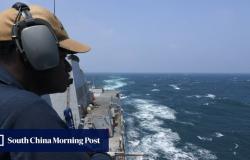 “Las fuerzas aéreas y marítimas de China continental monitorean el tránsito del USS Halsey por el estrecho de Taiwán”.