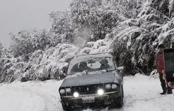 En medio de la histórica nevada, en El Bolsón un Renault 12 se volvió viral por desafiar la tormenta