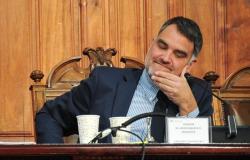 Ley de Salud Corta pende de un hilo ante la insistencia de Javier Macaya (UDI) en bajar la deuda