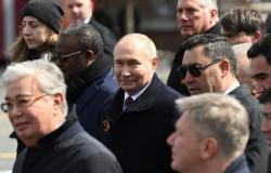 Díaz-Canel acompaña a Putin en el desfile del Día de la Victoria previo a su encuentro