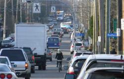 “Los ciclistas giran para ganar desequilibradamente a los autos en Victoria Commuter Challenge -” .