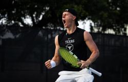 “El tenis masculino de Texas llega a los cuartos de final del torneo de la NCAA con una victoria sobre Texas A&M -” .