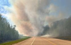 Miles de personas ordenaron evacuar Fort Nelson, BC, debido a un incendio forestal