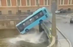 Un autobús cayó a un río, se hundió y murieron siete pasajeros