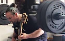 Un hombre toca un solo de bajo de Metallica mientras levanta más de cien kilos de peso