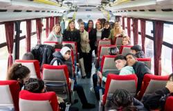 Funcionarios de la Municipalidad de la Capital se pasearon con estudiantes en el Bus Turístico