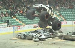 “Monster Madness se apodera del CN ​​Center y ofrece acción aplastante de autos en un estadio lleno”.