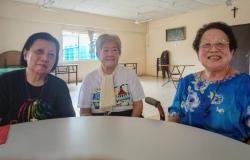Las mujeres del hogar de ancianos de Sabah comparten historias de resiliencia y amistad.
