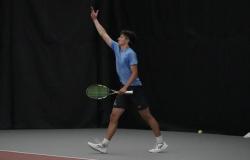 “El tenis masculino vuelve a la final a ocho gracias a la victoria regional de la NCAA por 5-1 en Swarthmore”.