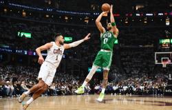 “Jayson Tatum, los Celtics aguantan el último rally de los Cavaliers para llevarse el Juego 3 -“.