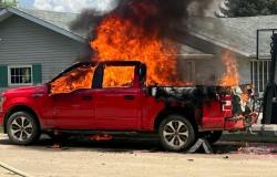 Sioux Center Fire apaga el incendio de un vehículo