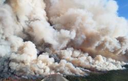 El viento podría empujar un incendio forestal a la ciudad de Columbia Británica hoy
