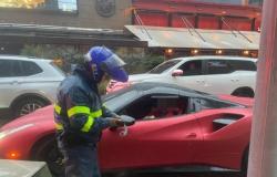 En Bogotá, un conductor de Ferrari fue multado por estacionarse en zona prohibida