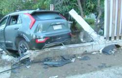 Vehículo policial terminó incrustado en dos viviendas tras presunto asalto en Maipú