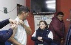 Vacunación contra gripe y covid para personal policial de la Unidad Regional Capital